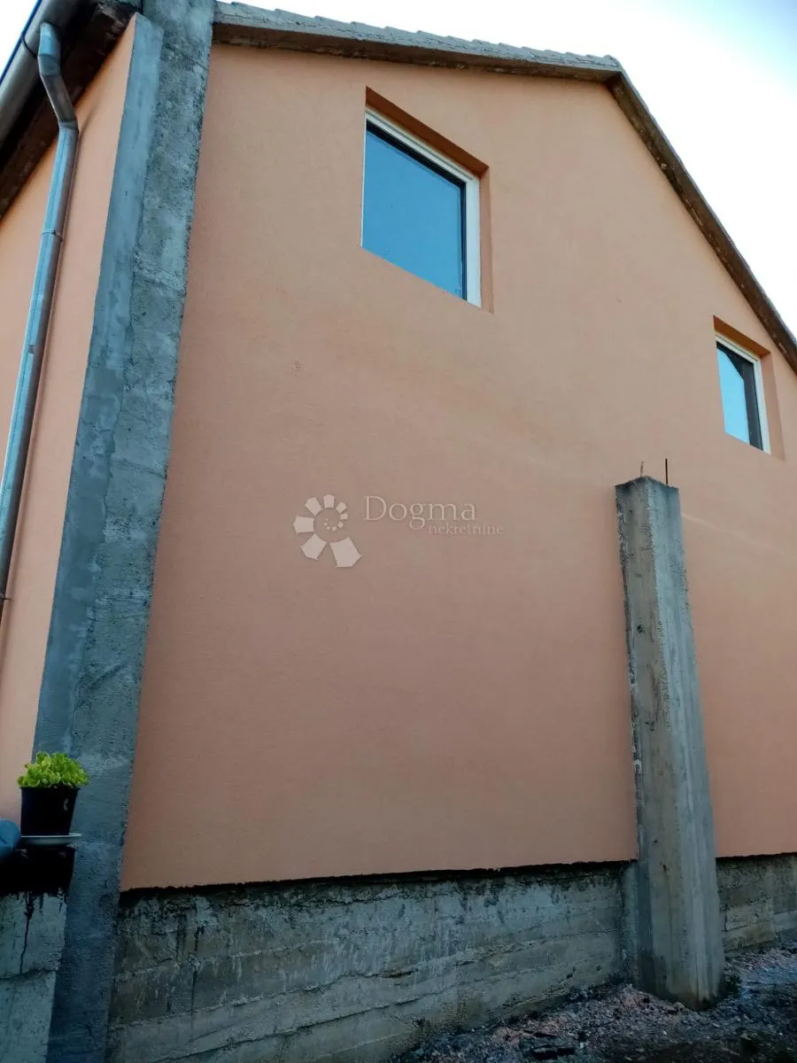 GOLUBIĆ - KNIN - kuća i 913 m2 dvorišta - cover