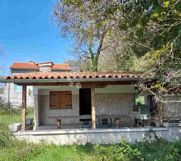 LABIN, kuća sa odvojenim studio apartmanom i garažom nedaleko Labina - cover