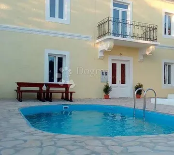 Primorska kuća sa bazenom blizu mora - cover