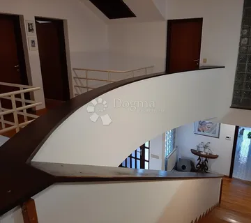 UNIKATNA VILA NA ZAPADU ZAGREBA – JEDINSTVENA ARHITEKTURA I PRIVATNOST - cover