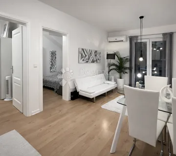 Supetar – Moderan 2-sobni stan s pogledom na more i privatnim parkingom - cover