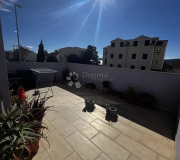 PRODAJE SE – PROSTRANA VIŠEKATNA KUĆA OD GOTOVO 300 m² S GARAŽOM I POGLEDOM NA MORE, SAMO 200 m OD MORA – KAŠTELA - cover