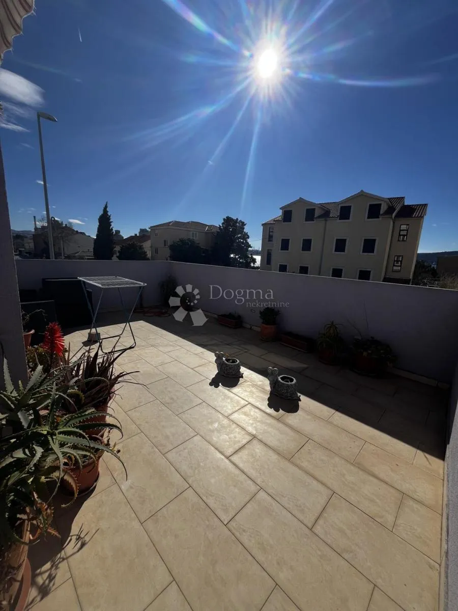 PRODAJE SE – PROSTRANA VIŠEKATNA KUĆA OD GOTOVO 300 m² S GARAŽOM I POGLEDOM NA MORE, SAMO 200 m OD MORA – KAŠTELA - cover