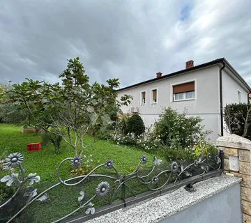 Prostrana kuća s četiri stambene jedinice, garažom i prekrasnim vrtom – samo 1 km od centra Umaga i plaže - cover