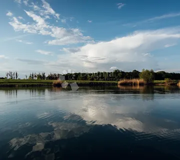 EKSKLUZIVNO!Resort parcela s jezerom! - cover