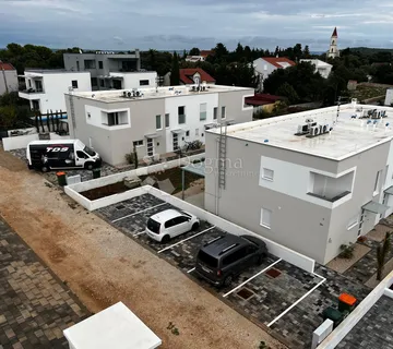 Stan sa bazenom u blizini mora - cover