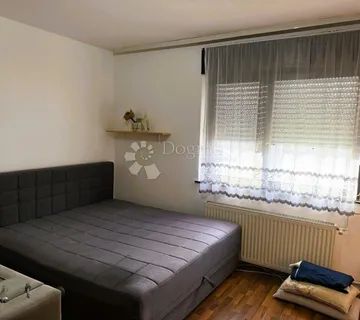 Prostrana obiteljska kuća s mogućnošću dva stana - cover