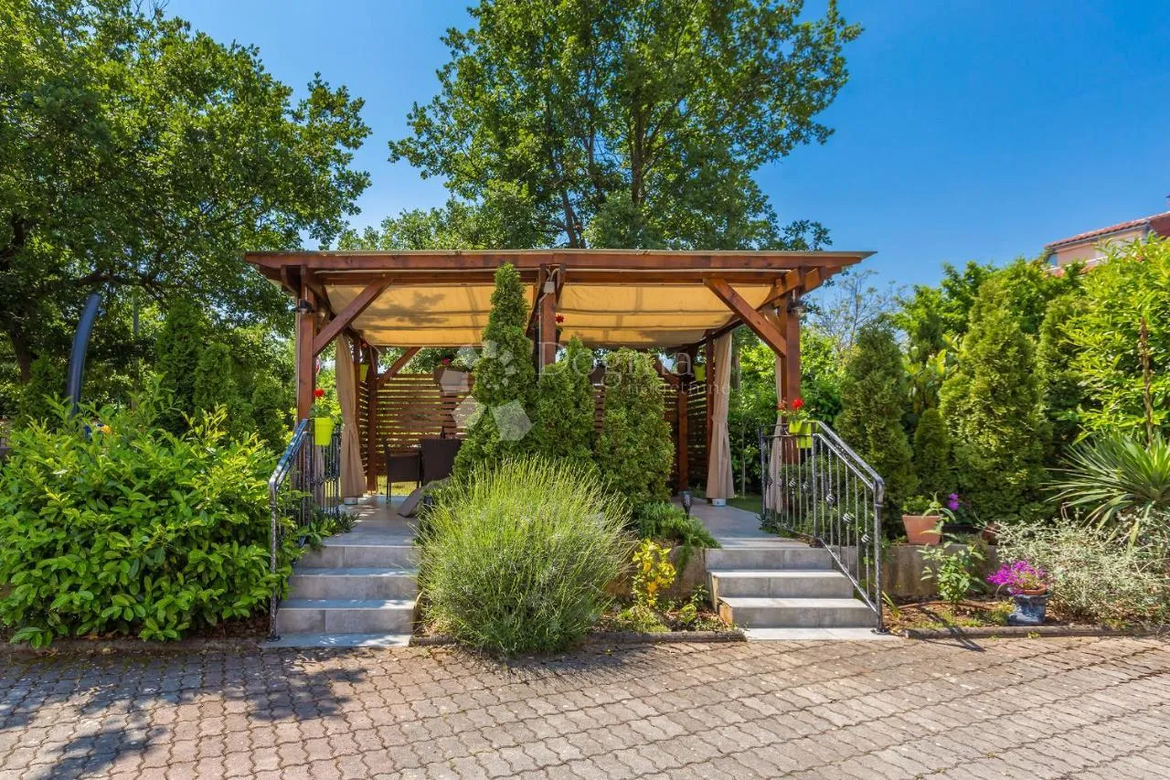 MALINSKA - APARTMAN S VELIKOM OKUĆNICOM - cover