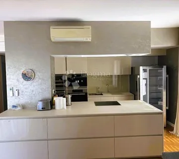 *NOVA CIJENA* Luksuzni stan s podzemnom garažom u centru Rovinja - cover