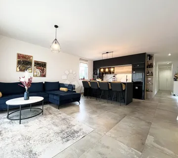 NOVIGRAD, TRAŽENA LOKACIJA, LUKSUZNI STAN SA POGLEDOM - cover