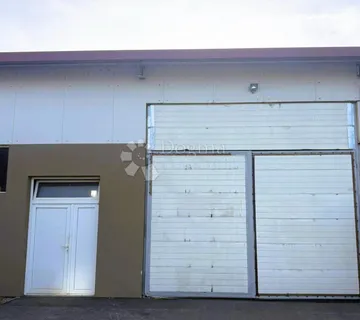 Prostrana hala u industrijskoj zoni - cover