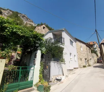 Autentična kućica s dva stana u Kliškoj Varoši – mir, pogled i potencijal u srcu Zagore - cover