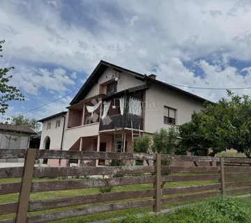 Zelena oaza s prostranom kućom i lijepim voćnjakom - cover