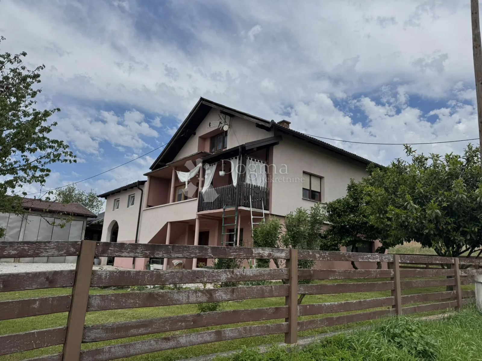 Zelena oaza s prostranom kućom i lijepim voćnjakom - cover