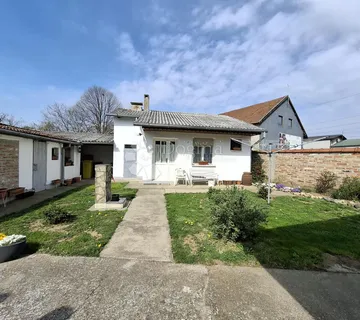 Prostrana obiteljska kuća s dvorištem za uspomene! - cover