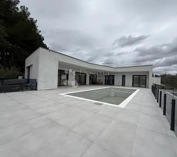 Prizemna vila s bazenom i wellness zonom u mirnom zelenilu Pula - cover