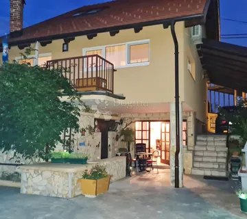 BIJENIK, ATRAKTIVNA KUĆA SA FASCINANTNIM POGLEDOM - cover