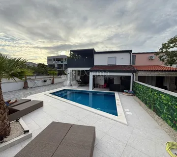 PRODAJE SE MODERNA VILA SA BAZENOM NA OTOKU VIRU - cover