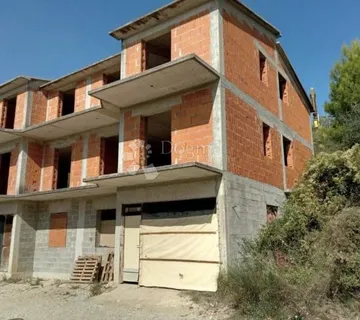 Troetažna kuća s velikim potencijalom, roh bau - cover