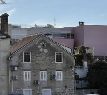 Autentičan stan s privatnim dvorištem u srcu grada - cover