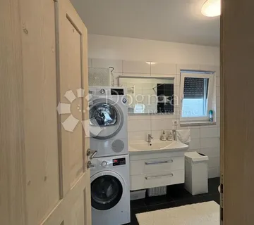 Atraktivna kuća u blizini mora - cover