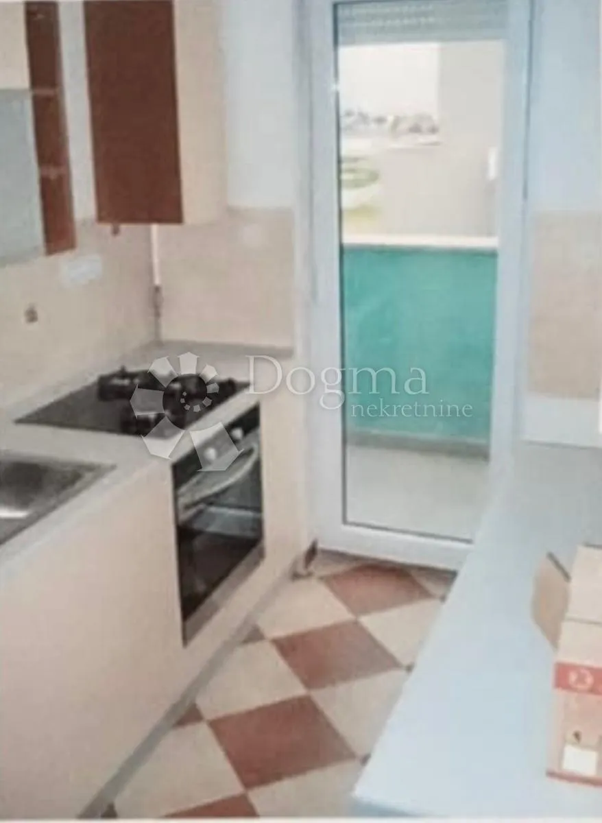 Stan s Dvije Terase u Maloj Stambenoj Zgradi u Oporovcu - cover