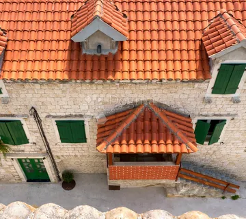 KAMENA KUĆA S POSLOVNIM PROSTOROM - cover