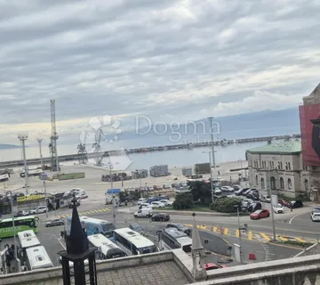 Stan u strogom centru sa parkirnim mjestom i pogledom na more - cover