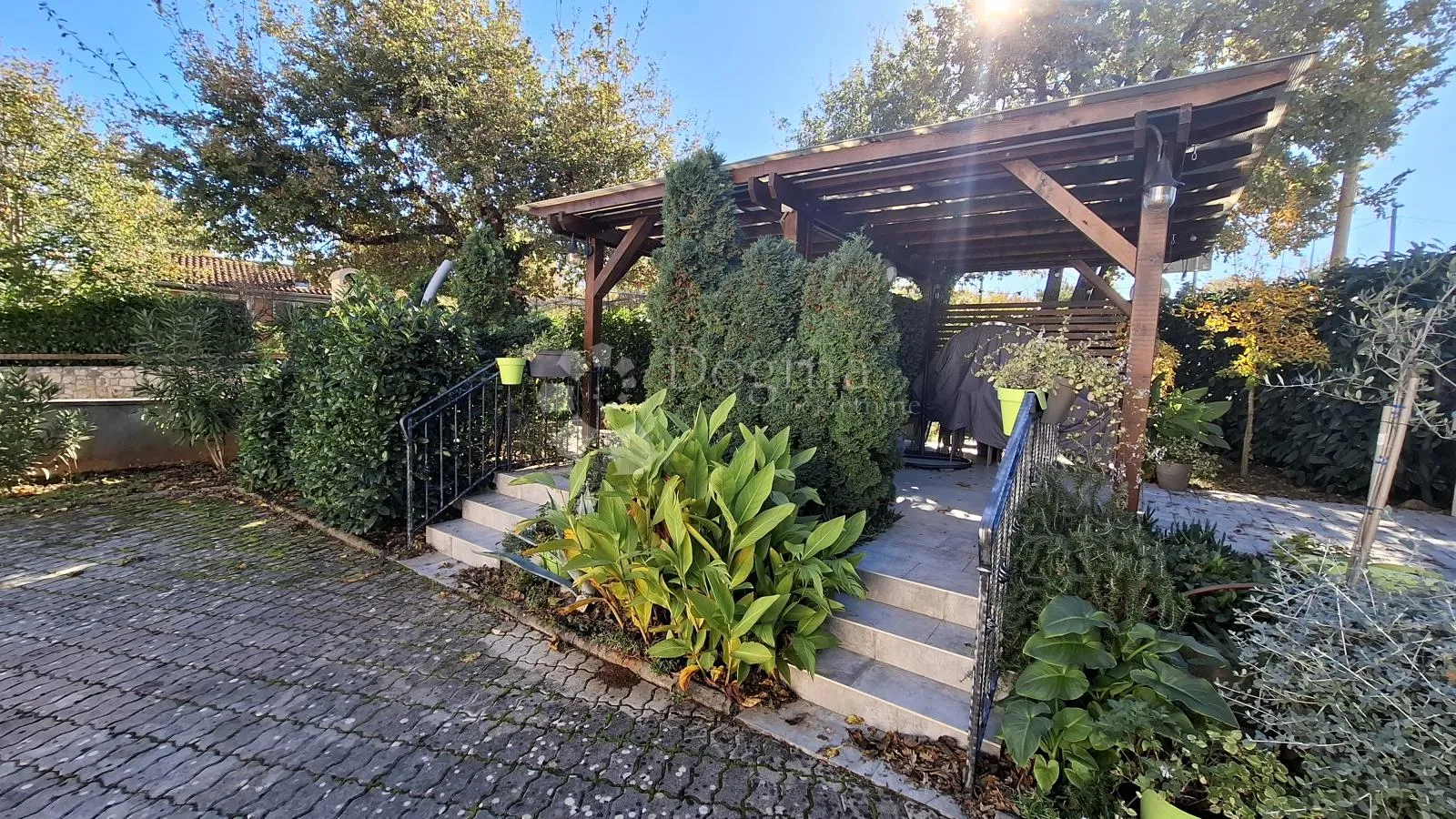 MALINSKA APARTMAN SA VELIKOM OKUĆNICOM - cover