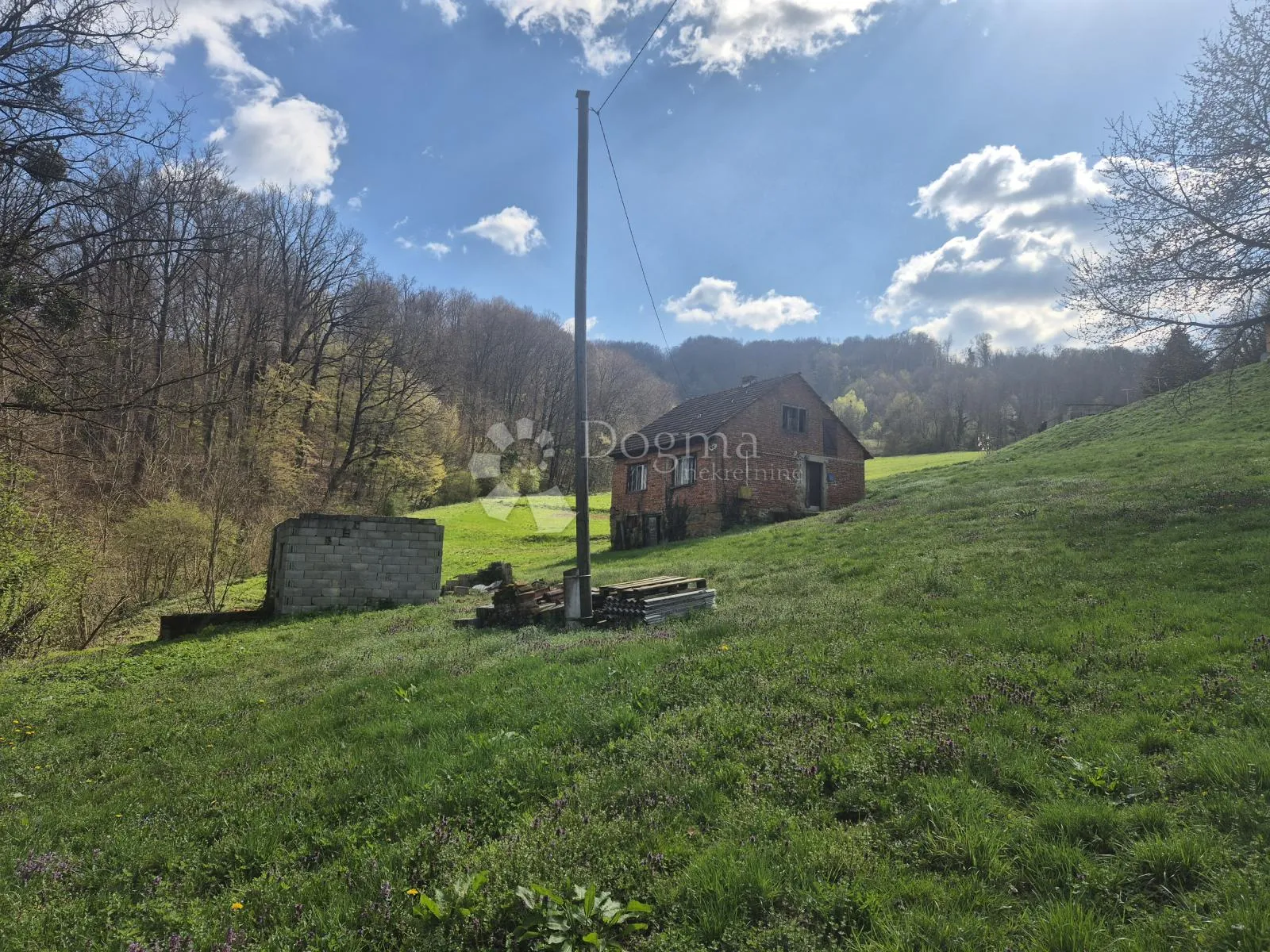 Kuća na 2.420m² građevinskog zemljišta nadomak Slovenije! - cover