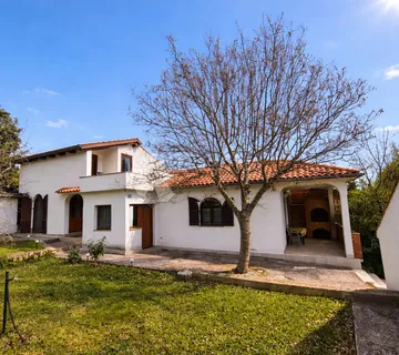 Rovinj | Kuća s dva apartmana, 800 m od mora – idealno za najam i život - cover