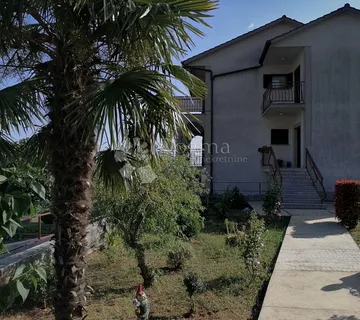 KUĆA NA DRENOVI S DVA TROSOBNA STANA I VELIKOM OKUĆNICOM - cover