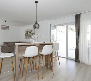 Sofisticirana vila, novogradnja s 2 kategorizirana stana - iznimna prilika ! - cover