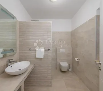 BALE - prostrana vila s prekrasnom okućnicom  - cover