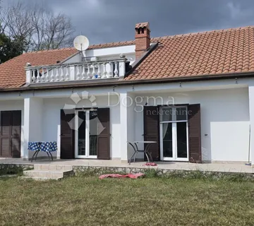 Obiteljska kuća s 5 apartmana - cover