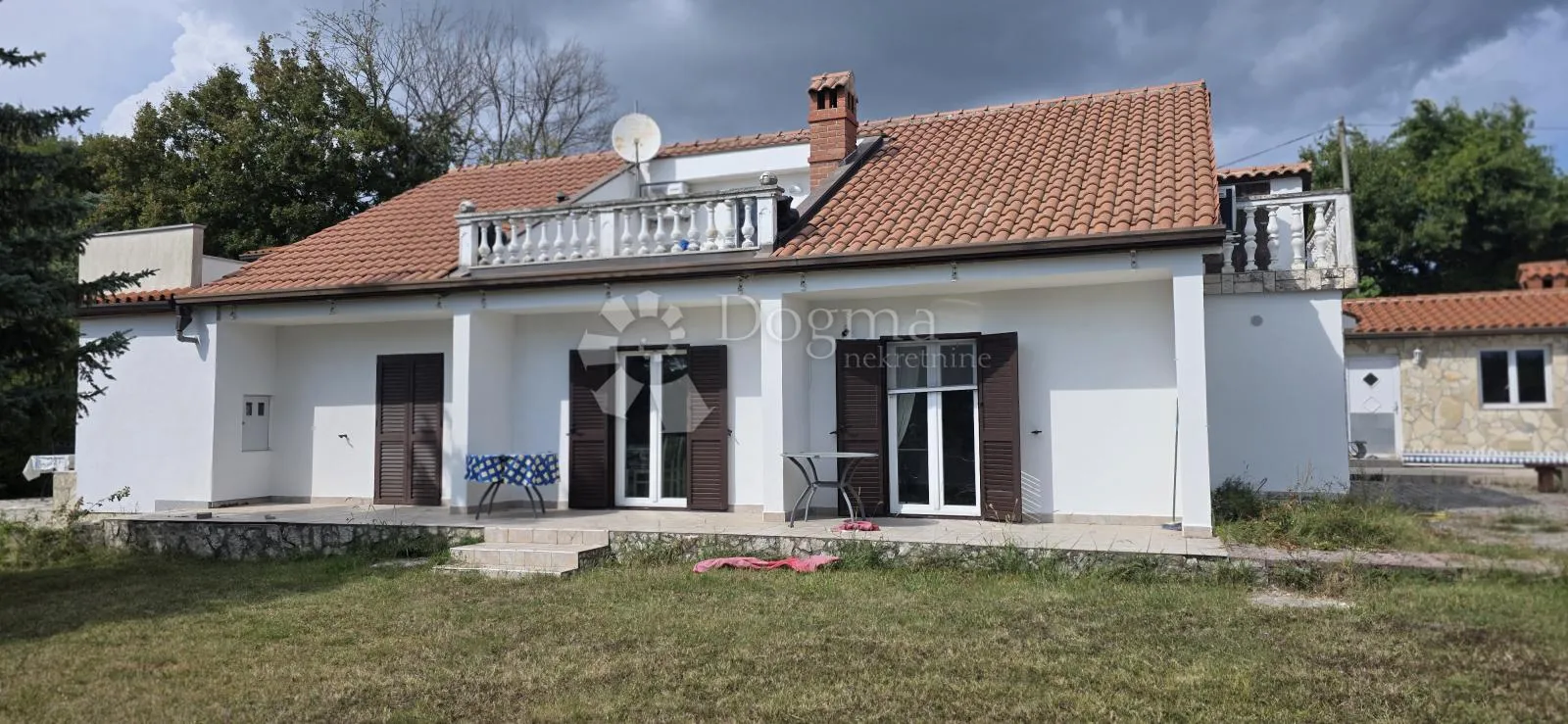 Obiteljska kuća s 5 apartmana - cover
