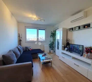 Moderan trosoban stan s loggiom i parkingom u blizini Arena centra - cover