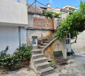 Kuća za adaptaciju u mirnom naselju Gizdići - cover