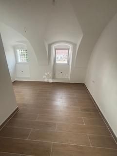 GORNJI GRAD STAN SA DVA ODOVOJENA APARTMANA  - cover