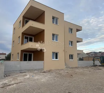 NOVOGRADNJA, Dvosobni stan u prozemlju s terasom, dvorištem i parkirnim mjestom   - cover