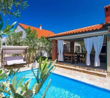 Vila sa bazenom i pogledom na more - cover