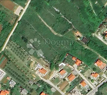 Građevinsko zemljište s projektom – 495 m², Vrsi - cover