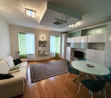 Ugodan apartman u najužem centru Opatije ! Rijetko ! - cover