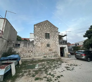 Kamena kućica s dva pomoćna objetka u samom srcu Jezera - cover