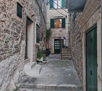 Autentična 500 godina stara kamena kuća u srcu Šibenika  - cover