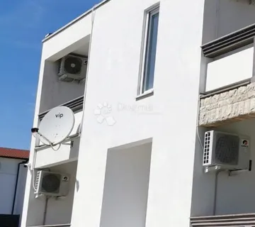 Kuća na Viru s bazenom i apartmanima - sveukupno 698m2 - cover