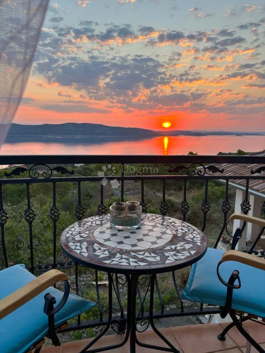 Prekrasan pogled na more – Kamena kuća na Malom Ižu - cover