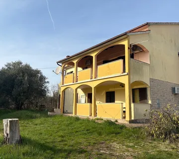 Prostrana kuća za najam  - cover