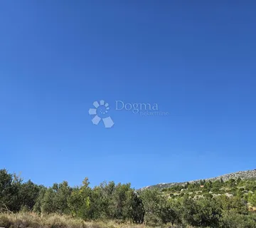 Poljoprivredno zemljište s panoramskim pogledom u Kaštel Sućurcu! - cover