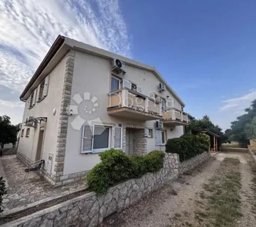 PRODAJE SE KUĆA S APARTMANIMA NA OTOKU VIRU - cover